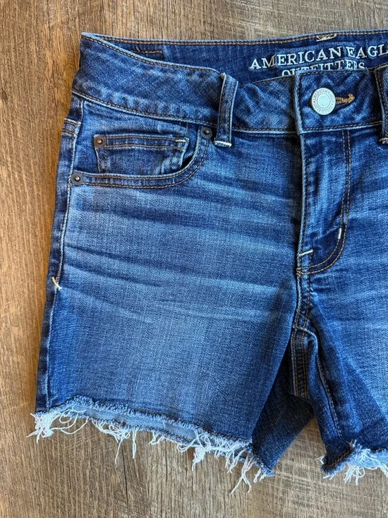 American Eagle Women’s Distressed Denim Frayed Cutoff Shorts Medium Blue Size 4 - Picture 2 of 11